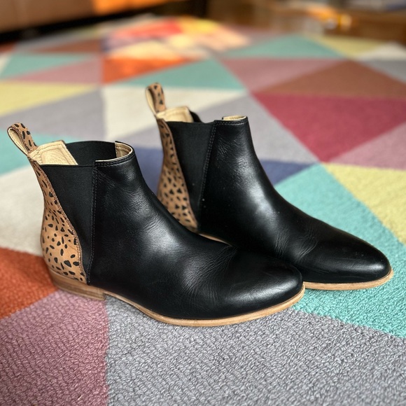 Sseko Chelsea V Boot in Black & Fauna Print - Women Sz 11 - EUC - Picture 2 of 7